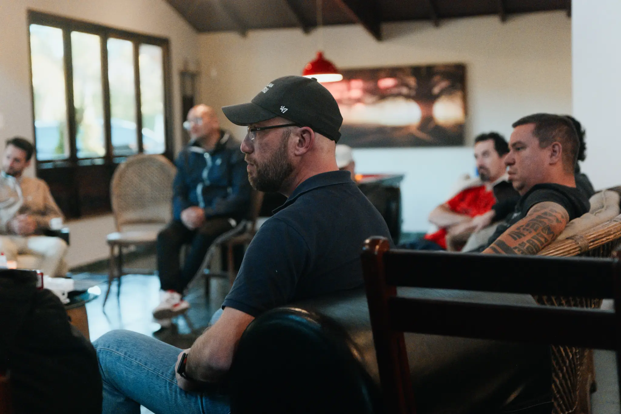 Homens reunidos em uma roda de conversa durante uma experiência de formação.